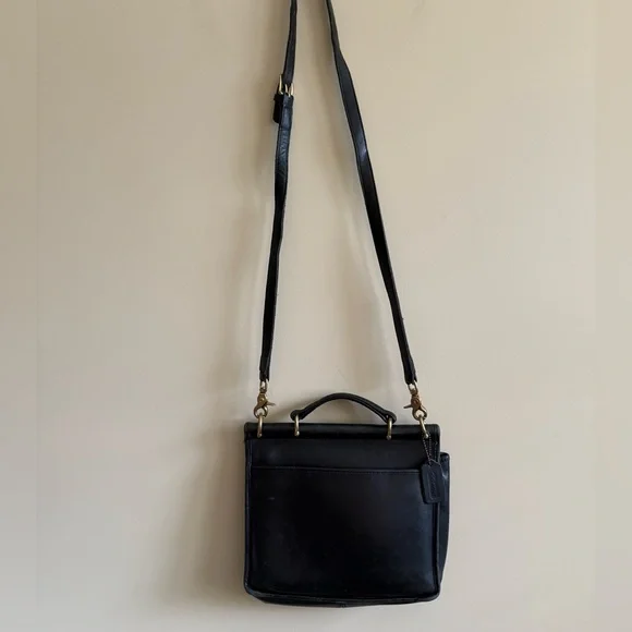 Vintage Coach 9927 Willis Bag, Black Leather Crossbody Bag with Gold Hardware - Picture 2 of 16